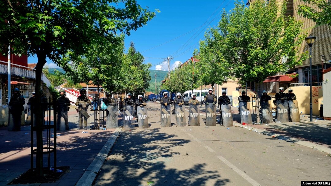 În oraşul Zvecan, zeci de soldaţi în echipament antirevoltă din Statele Unite, Polonia şi Italia au securizat marţi o clădire municipală în timp ce sârbii protestau faţă de instalarea în funcţie a unui primar albanez.