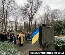 Вшанування жертв Голодомору на православному цвинтарі біля памʼятника жертвам геноциду у день 90-ї річниці трагедії. Варшава, 25 грудня 2023 року