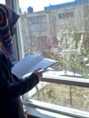 تصویر آرشیف: یک دختر در حال مطالعه کتاب 