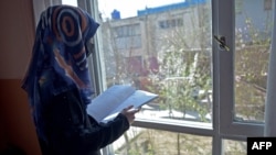 تصویر آرشیف: یک دختر در حال مطالعه کتاب 