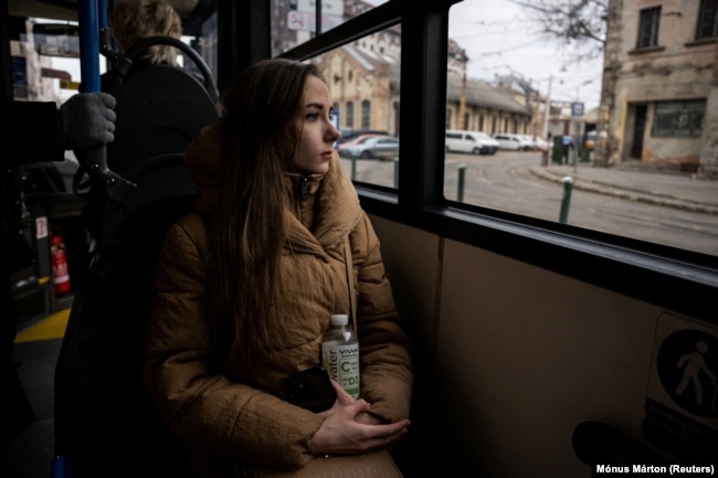Pas një dite provash, Muromtseva udhëton me autobus për në shtëpi.