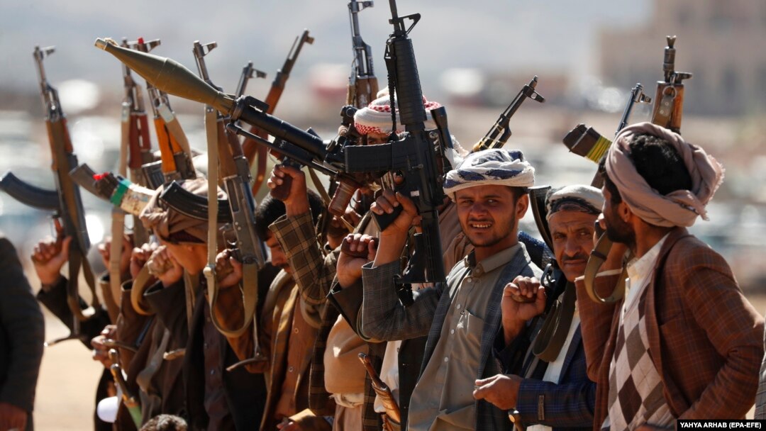 Reprezentanți ai mișcării Houthi în timpul unei adunări la sfârșitul unui antrenament militar, la periferia orașului Sana'a, Yemen, 22 ianuarie 2024 