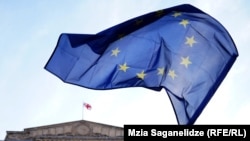 Флаг ЕС у здания парламента