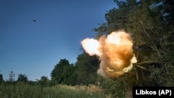 Українські військові ведуть вогонь із самохідної гаубиці по російських позиціях у Донецькій області, 9 серпня 2023 року