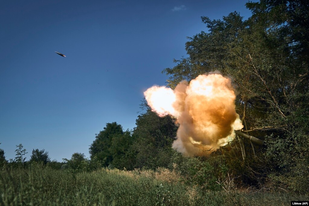 Il 9 agosto, i soldati ucraini sparano con un obice semovente verso le posizioni russe in prima linea nella regione di Donetsk. La controffensiva della Russia per sfondare le difese a più livelli della Russia sta procedendo lentamente.