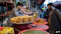 رسته یی از دکان های خوراکه فروشی در کابل 