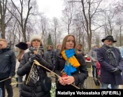Вшанування жертв Голодомору на православному цвинтарі біля памʼятника жертвам геноциду у день 90-ї річниці трагедії. Варшава, 25 грудня 2023 року