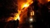 Pompierii încearcă să stingă focul declanșat într-un bloc grav avariat de un atac cu rachete rusești în Mykolayiv, Ucraina, la 20 iulie.