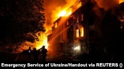 Pompierii încearcă să stingă focul declanșat într-un bloc grav avariat de un atac cu rachete rusești în Mykolayiv, Ucraina, la 20 iulie.