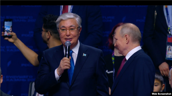 Qazaqstan prezidenti Qasım-Jomart Toqaev "Bolaşaq oyındarı" turniriniñ aşılu räsiminde söylep twr. Janında Resey basşısı Vladimir Putin twr. Qazan qalası, 22 aqpan 2024 jıl.