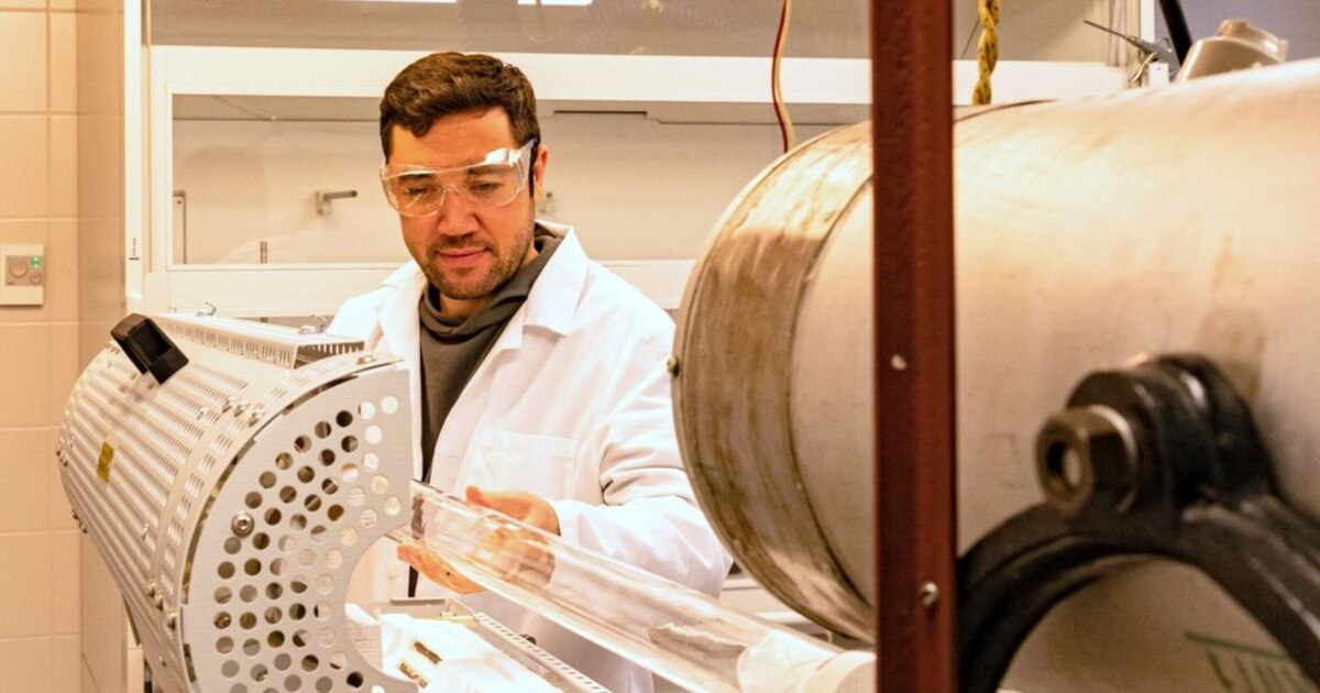 Moldavan Science Un cercetător moldovean dezvoltă panouri fotovoltaice transparente, mai ...