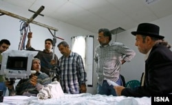 فرخ مجیدی همراه بهروز افخمی سرصحنه فیلمبرداری فیلم «فرزند صبح»