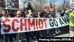 "Schmidt odlazi", jedna je od poruka sa protesta.