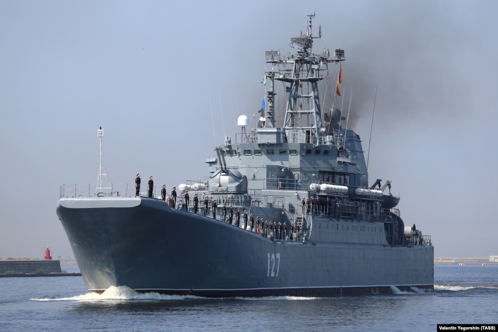 La Minsk russa, un mezzo da sbarco di classe Ropucha, navigherà al largo della costa di San Pietroburgo nel luglio 2021.       Nel settembre 2023, diversi missili hanno colpito un cantiere navale nella base navale di Sebastopoli, nella Crimea occupata dai russi.  Secondo il Ministero della Difesa britannico, la Minsk è stata quasi certamente "distrutta funzionalmente"  nello sciopero.  Le foto delle conseguenze mostravano la nave in fiamme e gravemente danneggiata.       La Minsk fu costruita in Polonia nel 1983 e progettata con una prua apribile che poteva scaricare fino a 25 veicoli corazzati da trasporto truppa su una testa di ponte.