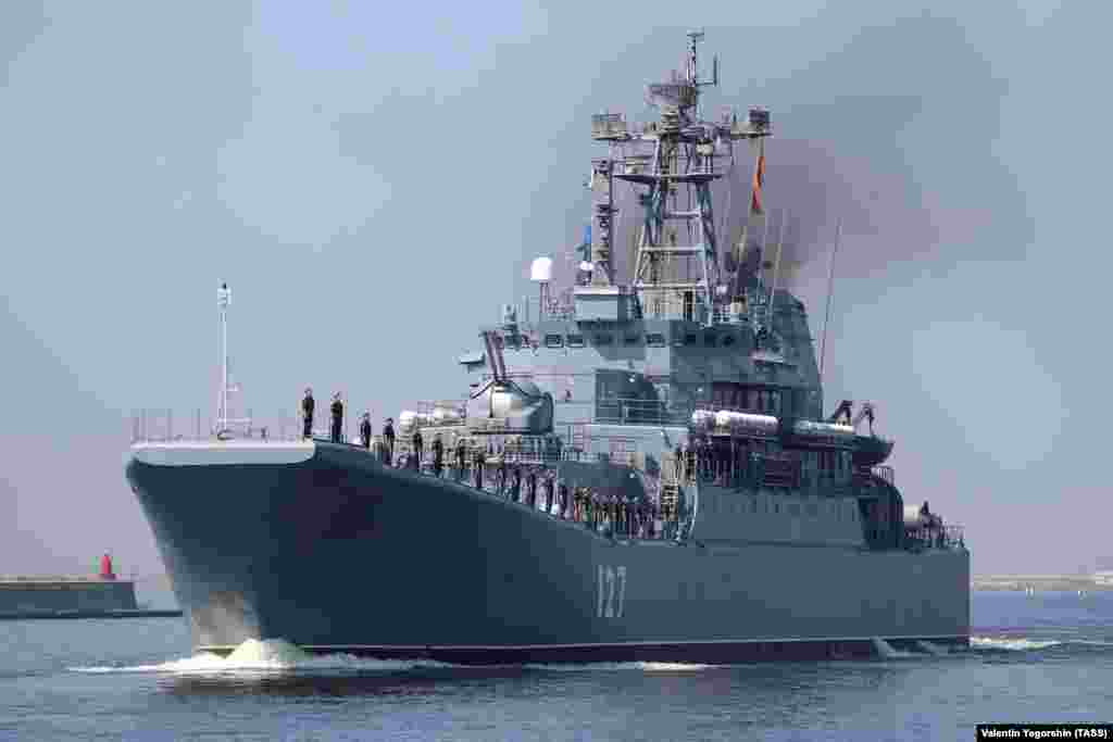 În fotografie, nava Minsk, un vas de debarcare din clasa Ropucha, navigând în largul coastei Sankt Petersburgului, în iulie 2021. În septembrie 2023, mai multe rachete au lovit un șantier naval din baza navală Sevastopol din Crimeea ocupată de Rusia. Potrivit ministerului britanic al Apărării, este aproape sigur că nava Minsk a fost scoasă din funcțiune în urma atacului.&nbsp;Fotografii făcute după atac arată nava grav avariată. Minsk a fost construită în Polonia în 1983 și a fost proiectată cu o proră cu deschidere directă, pe unde pot debarca până la 25 de transportoare blindate pe un cap de pod 