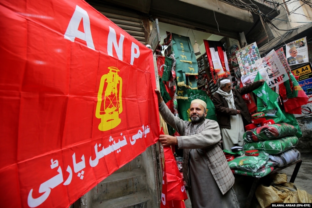 Shitësit në Peshavar shesin flamuj të Partisë Kombëtare Awami (ANP), simboli i së cilës është një fanar.