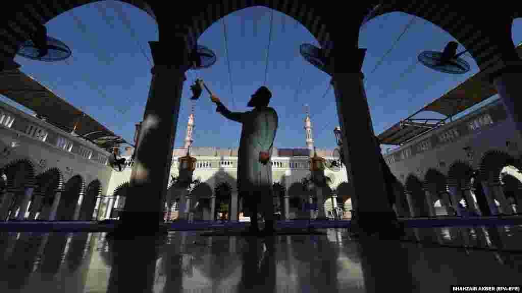 Mecsettakarítás Karacsiban március 11-én, a ramadánra készülve.&nbsp;A ramadán az iszlám legszentebb hónapja, a hívő muszlimok&nbsp;világszerte böjtölnek hajnaltól alkonyatig