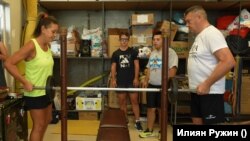  Другите двама треньори - Бойка и Иван, оказват помощ на момчетата при повдигането на щанги 