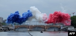 Фойерверките във френските национални цветове на моста Аустерлиц.