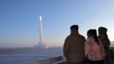 Linderi verikorean, Kim Jong Un, duke shikuar lëshimin e një rakete balistike ndërkontinentale në dhjetor të vitit 2023. 