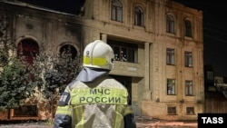 Пожарный на фоне здания синагоги в Дербенте. Российская Федерация, 23 июня