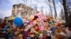 Дитячі іграшки біля будинку пошкодженого ударом російського безпілотника, внаслідок якого загинули 12 людей, серед яких пʼятеро дітей. Одеса, 6 березня 2024 року
