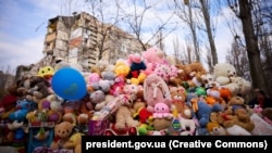 Импровизированный мемориал жертвам удара российского беспилотника в Одессе, где погибли 12 человек, среди которых пятеро детей. Украина, 6 марта 2024 года