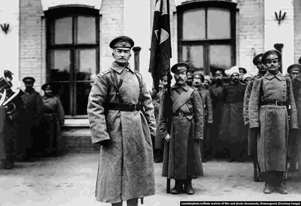 Generalul rus Aleksei Brusilov la Rivne în octombrie 1915. Generalul țarist a fost responsabil pentru una dintre cele mai sângeroase ofensive din istoria militară atunci când forțele ruse au atacat liniile austro-ungare din regiunile Lvov și Volîn în 1916. Peste un milion de oameni de ambele părți au fost răniți sau uciși în ofensiva Brusilov, care a fost considerată un succes pentru puterile Antantei. Brusilov s-a alăturat Armatei Roșii după Revoluția bolșevică.