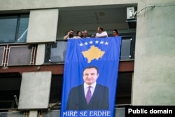 Kosovska zastava s dodanim portretom premijera Aljbina Kurtija vidi na balkonu zgrade u Čairu, Skoplje. Kurti je posjetio Skoplje i ovaj dio grada u avgustu 2023. godine.