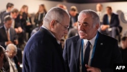 Российские оппозиционные политики Михаил Ходорковский (слева) и Гарри Каспаров беседуют перед началом панельной дискуссии на Конференции по безопасности (MSC) в Мюнхене, Германия, 18 февраля 2023 года