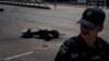 Поліцейський біля уламка ракети після російського ракетного обстрілу в Києві, 29 травня 2023 року