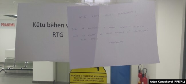 Një njoftim i vendosur pranë hyrjes së ordinancës ky bëhet rëntgeni, pranë ambulancave specialistike në QKUK.