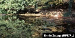 Na "Vrelu Bosne" su potpuno suhi otvori, iz kojih, inače, izviru bijeli slapovi rijeke Bosne. Sarajevo, 29. august 2024. godine.