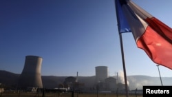 Franța este o putere nucleară civilă, nu doar militară, luându-și din atom 70% din energia produsă în țară. În imaginea de arhivă: turnuri de răcire și reactoarele centralei nucleare Éléctricité de France (EDF) din Chooz.