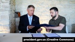 Președintele Iohannis a semnat ieri, la Castelul Mimi de la Bulboaca/ Rep. Moldova, un acord bilateral cu Ucraina. Se pare că a fost mai puțin inspirat în mesajul către profesorii de acasă.