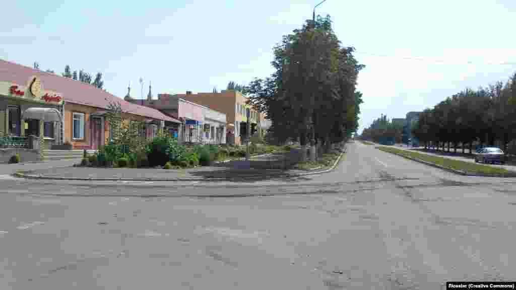 До: Центральна площа Мар'їнки в серпні 2014 року, коли в місті Донецької області проживали кілька тисяч людей. Після: зруйноване передмістя Мар'їнки у травні 2023 року. На момент захоплення Мар&rsquo;їнки російськими військами у грудні 2023 року головнокомандувач ЗСУ Валерій Залужний заявив, що міста &laquo;більше не існує&raquo;