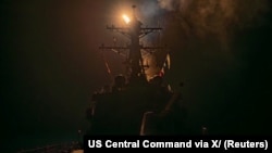 Ispaljivanje rakete s ratnog broda koalicije koju predvode SAD na pozicije pobunjenika Huta u Jemenu, 12. januar 2024.
