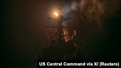 Raketa lansirana s broda koalicije koju vode SAD za operacije protiv pobunjenika Huta u Jemenu, 12. januar 2024.