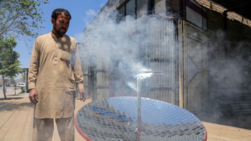 Готвење на сончеви зраци: Авганистанец прави соларни шпорети од сателитски антени