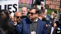 Deputatul George Santos vorbește cu reporterii în fața tribunalului federal din Central Islip, N.Y., 10 mai 2023.