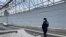 Полицейский патрулирует забор вокруг Охтинского мыса