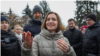 Președinta Maia Sandu face „baie de mulțime” la un concert, pe 17 decembrie, de sărbătorire a deciziei UE de a începe negocierile de aderare cu R. Moldova. Este însoțită între alții de Jānis Mažeiks, ambasadorul european la Chișinău (primul din stânga-spate). 