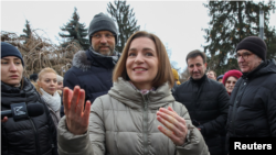 Președinta Maia Sandu face „baie de mulțime” la un concert, pe 17 decembrie, de sărbătorire a deciziei UE de a începe negocierile de aderare cu R. Moldova. Este însoțită între alții de Jānis Mažeiks, ambasadorul european la Chișinău (primul din stânga-spate). 