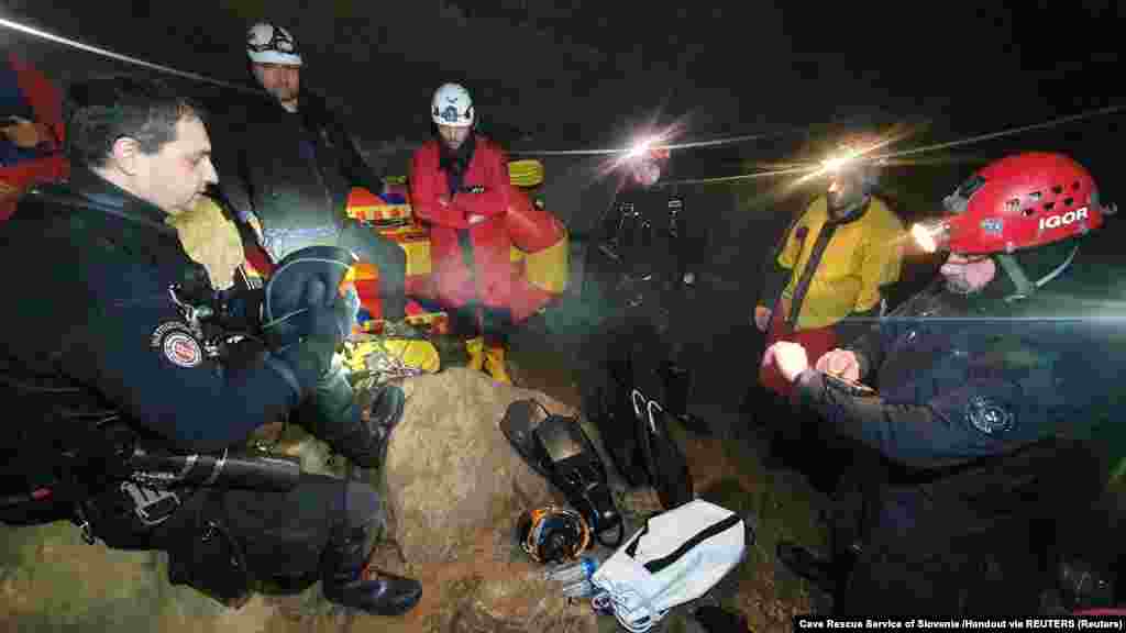 A háromtagú család és a két idegenvezető a 8,2 kilométer hosszú barlangban biztonságos helyre menekült. Szombat este a mentőknek rövid időre sikerült elérniük a csoportot, élelmet, vizet és fűtött sátrat szállítottak nekik