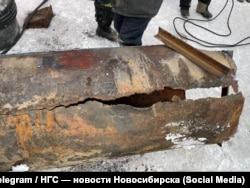 Un fragment dintr-o țeavă despicată în Novosibirsk.