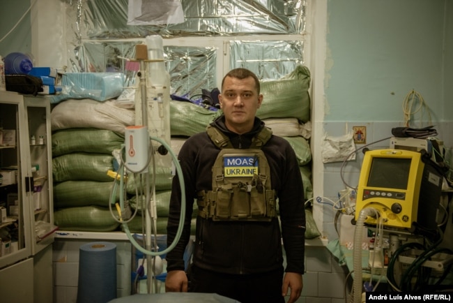 Oleksiy Marchenko, 42 anni, un medico che lavora in un punto di stabilizzazione vicino a Bakhmut, ha detto a RFE/RL di aver visto centinaia di soldati disposti a combattere nonostante le molteplici ferite.
