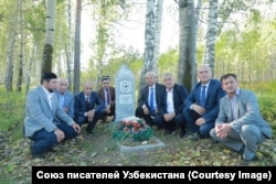 Делегация Узбекистана на могиле Усмана Насыра