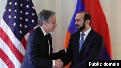 ფოტო არქივიდან. სომხეთის საგარეო საქმეთა მინისტრი არარატ მირზოიანი (მარჯვნივ) და აშშ-ის სახელმწიფო მდივანი ენტონი ბლინკენი. მიუნხენი, 2024 წლის 17 თებერვალი