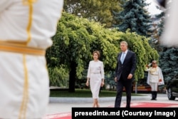 Președintele Republicii Moldova, Maia Sandu și președintele României, Klaus Iohannis, în timpul primirii oficiale cu ocazia vizitei sale de sâmbătă, 31 august, la Chișinău.