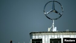 Znak kompanije Mercedes-Benz u nemačkom gradu Hockenheimu, ilustrativna fotografija